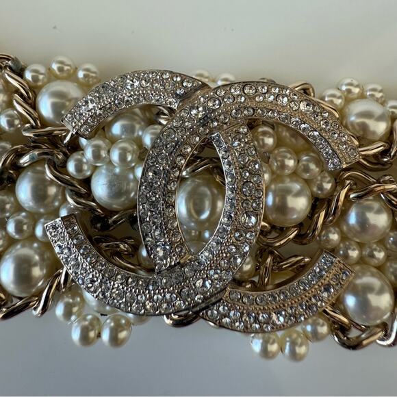CHANEL large bracelet with pearls Authentic Retail 2200$ - Picture 7 of 10